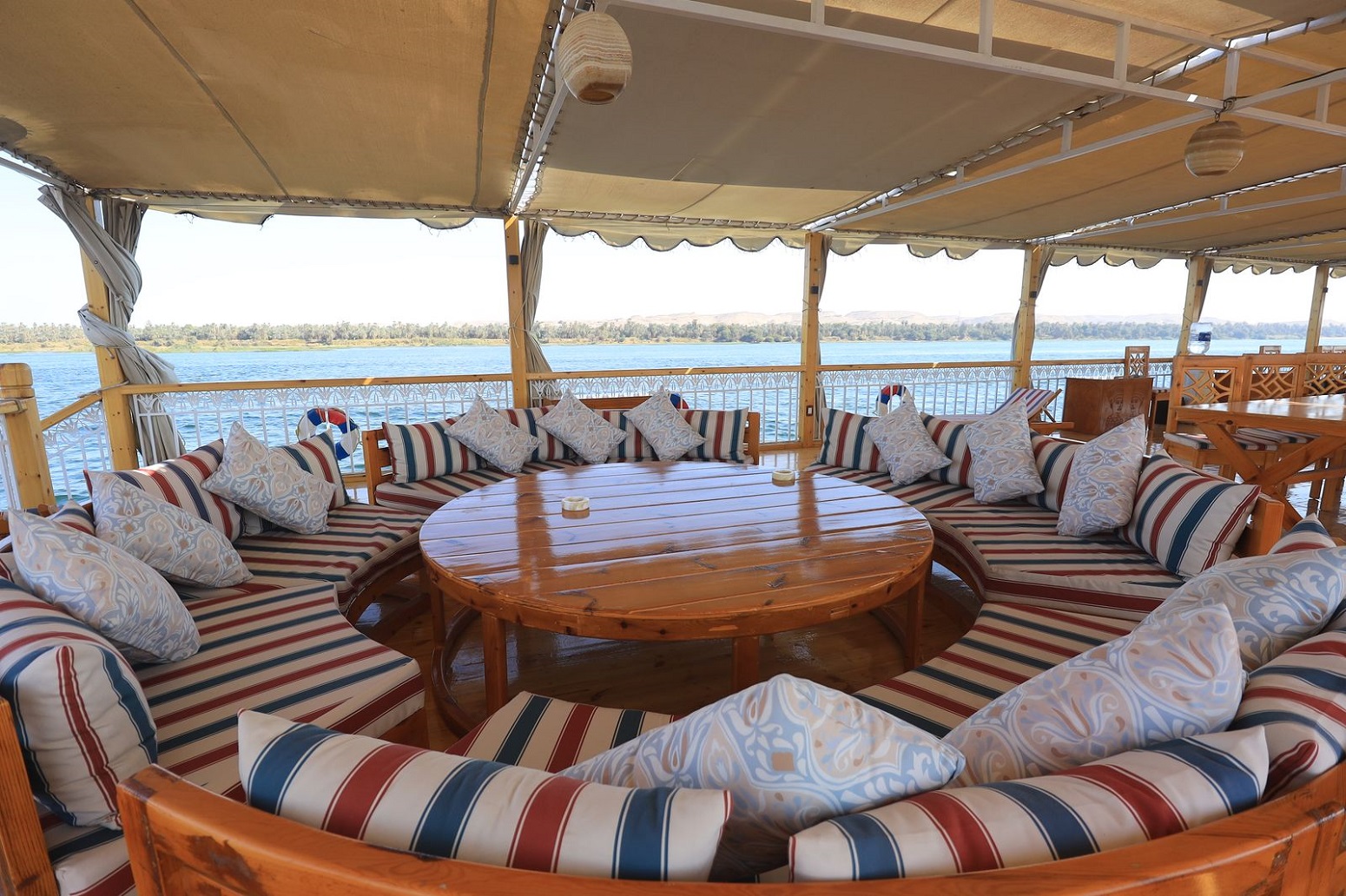 Terrasse ensoleillée Dahabiya Nour El Din