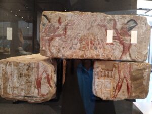 Akhenaten worshipping sun god