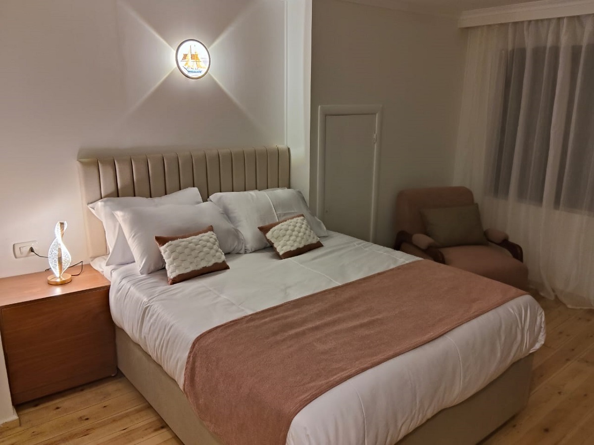 4-Night Sultana Dahabiya Nile Cruise: Luxor to Aswan